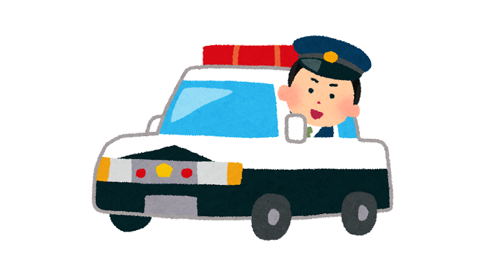 パトカーに乗る警察官