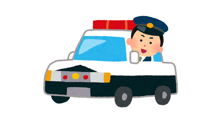 パトカーに乗る警察官